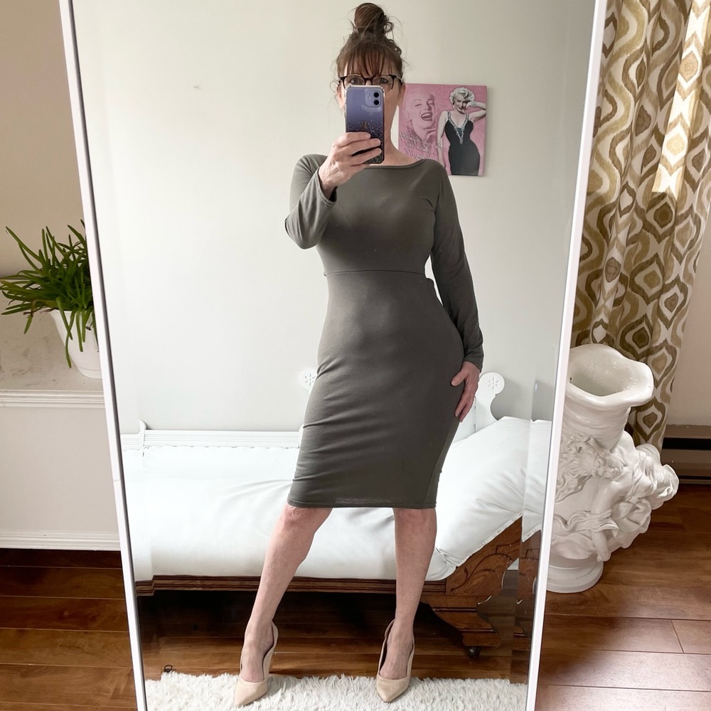 KHAKI GREEN LONG SLEEVE STRETCH MNOT DRESS OPEN BACK CRISS CROSS DESIGN